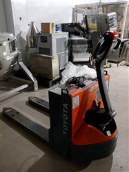 406423 - TOYOTA 8HBW23 Pallet Jack Truck